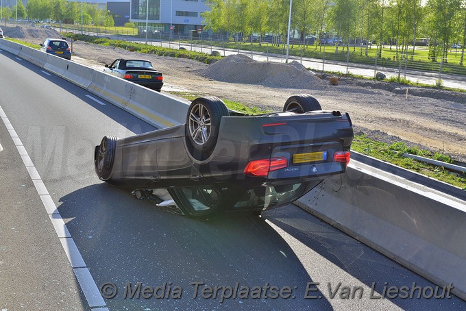 Mediaterplaatse auto op zijn kop schiphol oost 03052018 Image00010