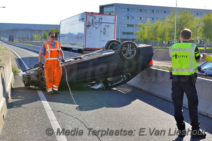 Mediaterplaatse auto op zijn kop schiphol oost 03052018 Image00011