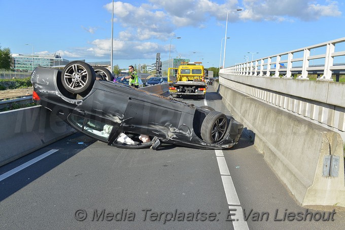 Mediaterplaatse auto op zijn kop schiphol oost 03052018 Image00012
