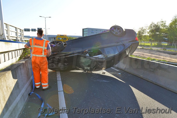 Mediaterplaatse auto op zijn kop schiphol oost 03052018 Image00014
