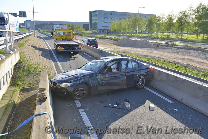 Mediaterplaatse auto op zijn kop schiphol oost 03052018 Image00015
