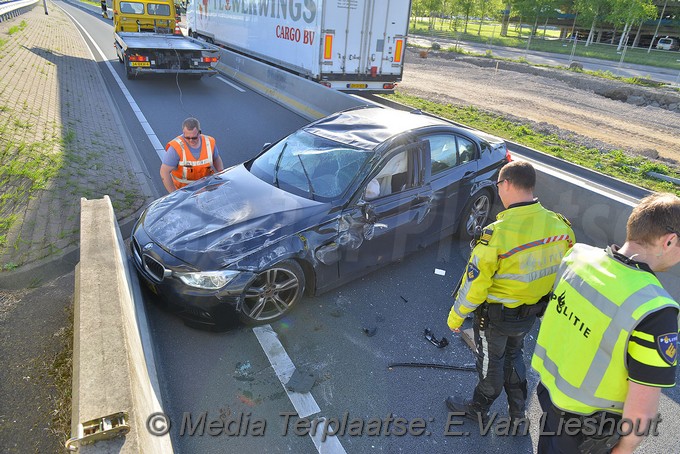 Mediaterplaatse auto op zijn kop schiphol oost 03052018 Image00016
