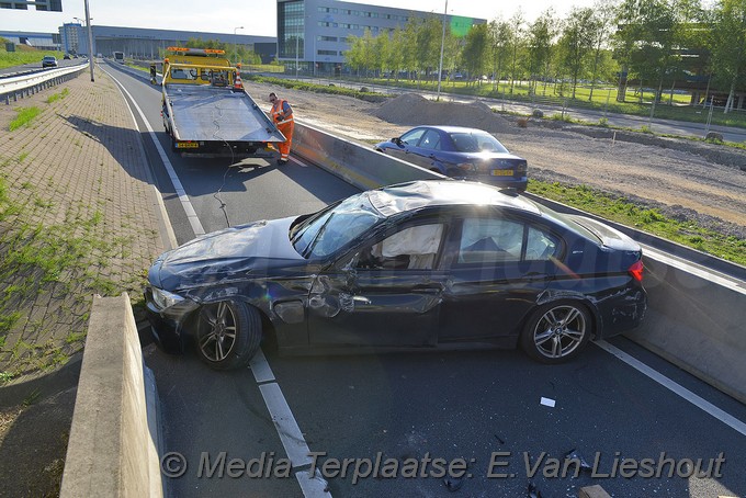 Mediaterplaatse auto op zijn kop schiphol oost 03052018 Image00017