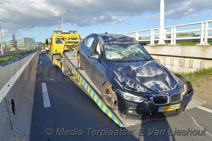 Mediaterplaatse auto op zijn kop schiphol oost 03052018 Image00018