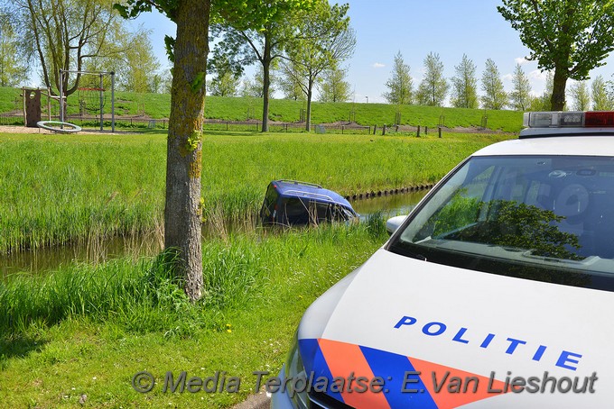 Mediaterplaatse auto rolt sloot in hoofddorp 03052018 Image00001