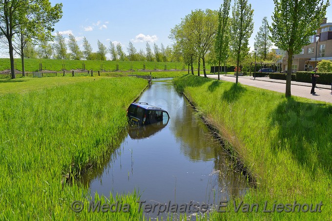 Mediaterplaatse auto rolt sloot in hoofddorp 03052018 Image00002