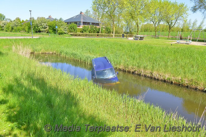 Mediaterplaatse auto rolt sloot in hoofddorp 03052018 Image00003