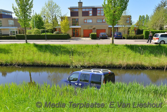 Mediaterplaatse auto rolt sloot in hoofddorp 03052018 Image00004