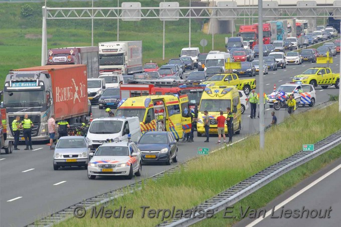 Mediaterplaatse auto op kop snelweg a4 hoofddorp 23052018 Image00008