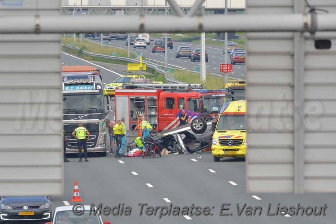 Mediaterplaatse auto op kop snelweg a4 hoofddorp 23052018 Image00010