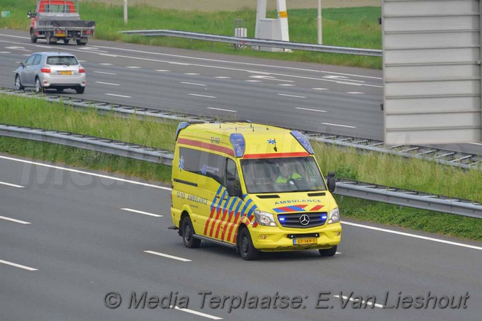 Mediaterplaatse auto op kop snelweg a4 hoofddorp 23052018 Image00014