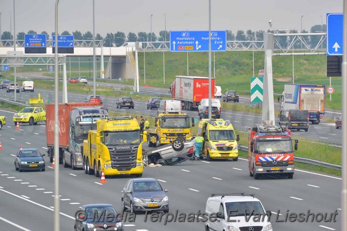 Mediaterplaatse auto op kop snelweg a4 hoofddorp 23052018 Image00015