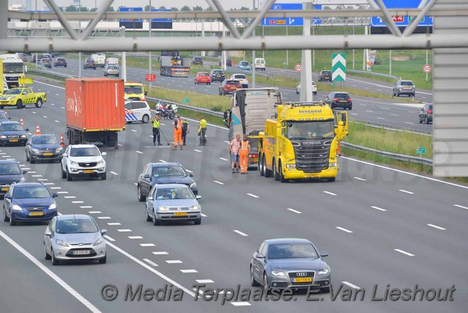 Mediaterplaatse auto op kop snelweg a4 hoofddorp 23052018 Image00018