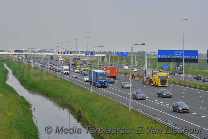 Mediaterplaatse auto op kop snelweg a4 hoofddorp 23052018 Image00019