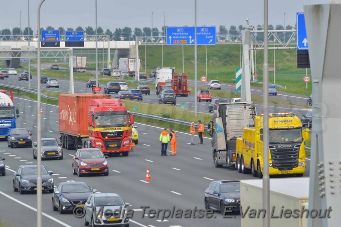 Mediaterplaatse auto op kop snelweg a4 hoofddorp 23052018 Image00020