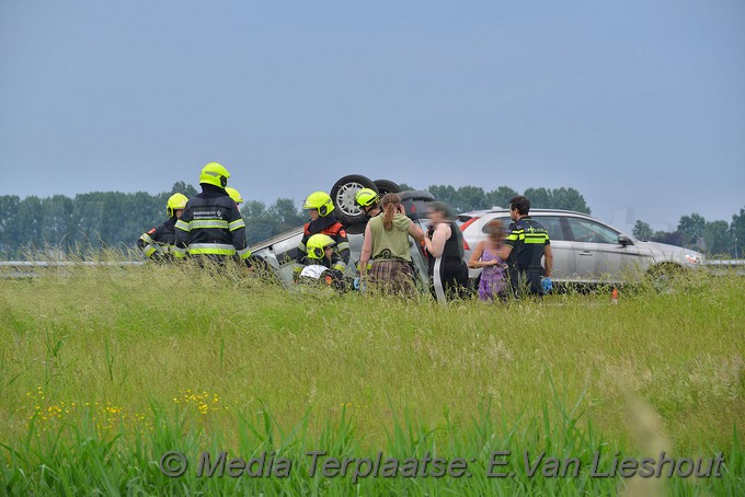 Mediaterplaats ongeval lijnden auto op dak 27052018 Image00001