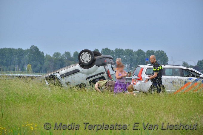 Mediaterplaats ongeval lijnden auto op dak 27052018 Image00004