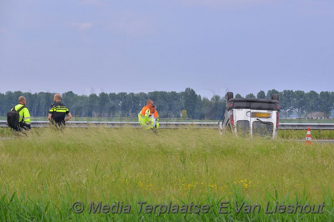 Mediaterplaats ongeval lijnden auto op dak 27052018 Image00008
