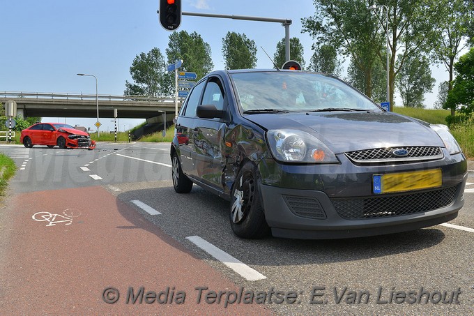 Mediaterplaatse ongeval auto auto hoofdweg hoofddorp 27052018 Image00003