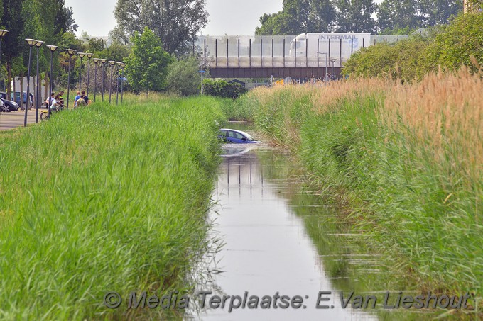 Mediaterplaats auto te water parkeer rem vergeten hoofddorp 28052018 Image00004