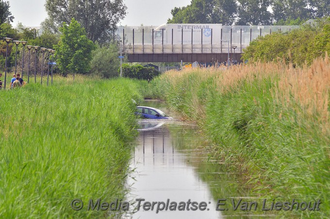 Mediaterplaats auto te water parkeer rem vergeten hoofddorp 28052018 Image00005