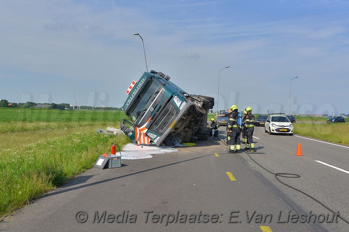 Mediaterplaats vrachtwagen op zijn kant hoofddorp 28052018 Image00001
