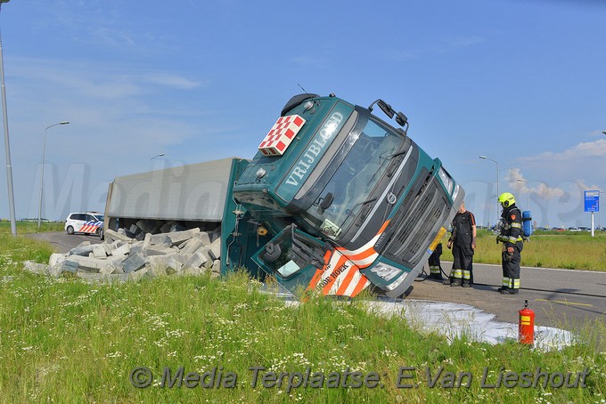 Mediaterplaats vrachtwagen op zijn kant hoofddorp 28052018 Image00002