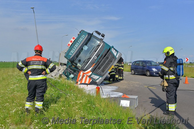 Mediaterplaats vrachtwagen op zijn kant hoofddorp 28052018 Image00003