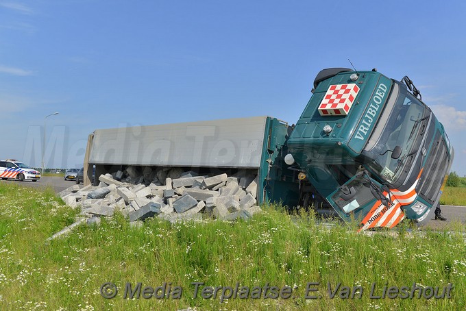 Mediaterplaats vrachtwagen op zijn kant hoofddorp 28052018 Image00007