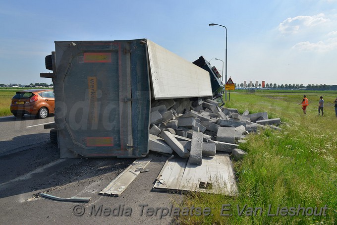 Mediaterplaats vrachtwagen op zijn kant hoofddorp 28052018 Image00009