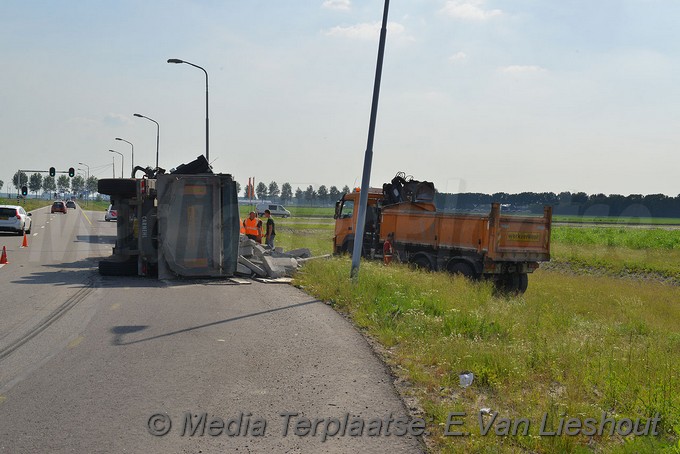 Mediaterplaats vrachtwagen op zijn kant hoofddorp 28052018 Image00010