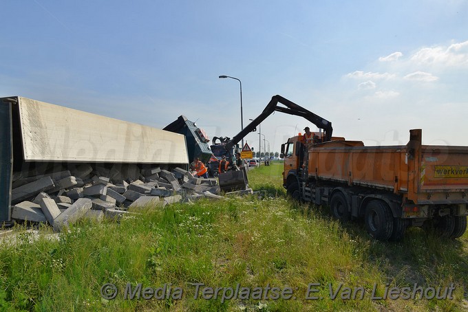 Mediaterplaats vrachtwagen op zijn kant hoofddorp 28052018 Image00011