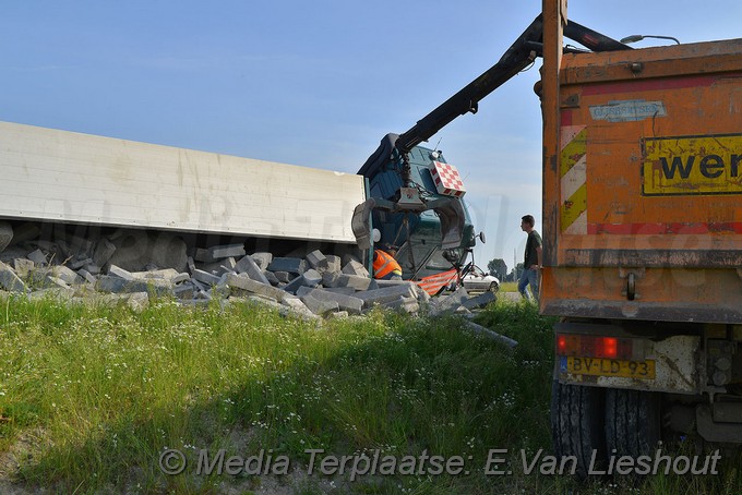 Mediaterplaats vrachtwagen op zijn kant hoofddorp 28052018 Image00012