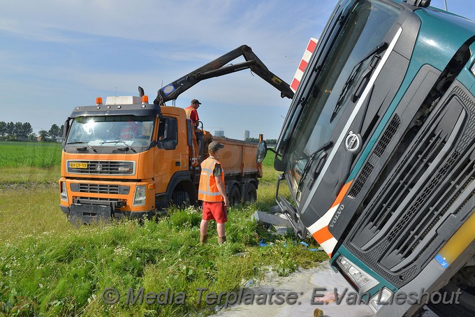 Mediaterplaats vrachtwagen op zijn kant hoofddorp 28052018 Image00015