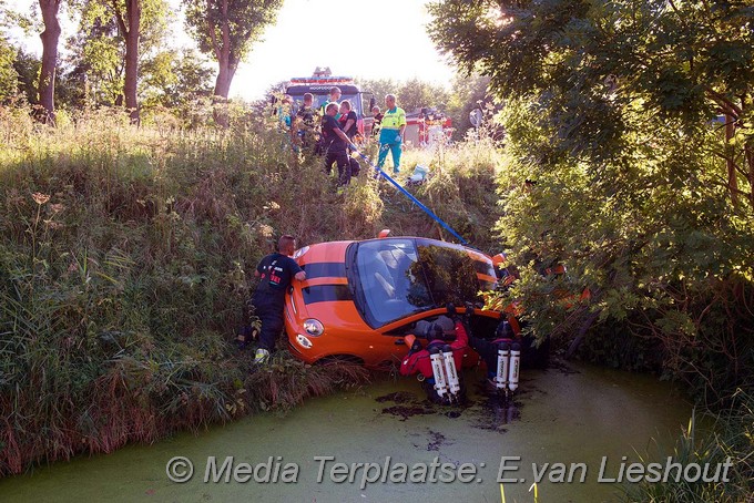 Mediaterplaatse ongeval auto sloot hdp 18082016 Image00001