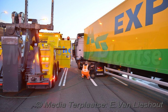 Mediaterplaatse ongeval vrachtwagen tegen vrachtwagen schiphol 06082018 Image00002