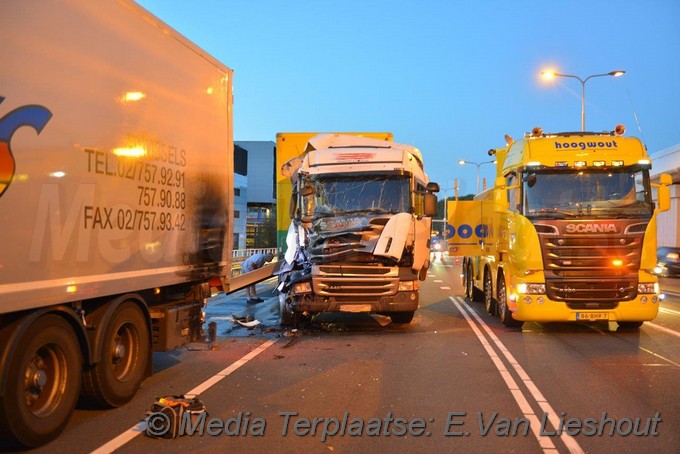 Mediaterplaatse ongeval vrachtwagen tegen vrachtwagen schiphol 06082018 Image00005