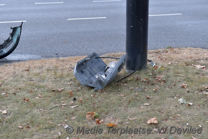 Mediaterplaatse ongeval auto tegen paal leiden 07082018 Image00206