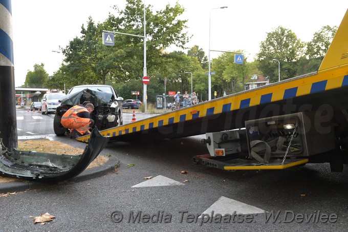 Mediaterplaatse ongeval auto tegen paal leiden 07082018 Image00209