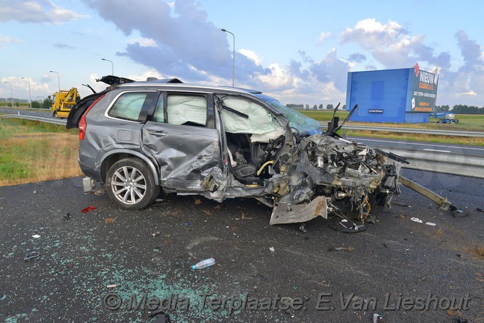 Mediaterplaatse auto op kop a4 rechts hoofddorp 10082018 Image00007