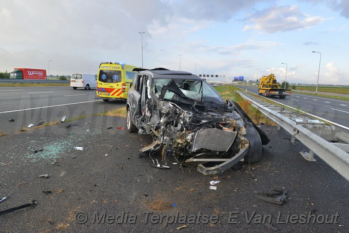 Mediaterplaatse auto op kop a4 rechts hoofddorp 10082018 Image00008