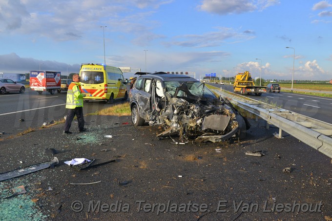 Mediaterplaatse auto op kop a4 rechts hoofddorp 10082018 Image00009