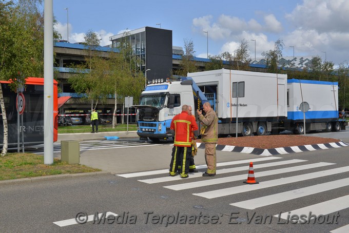 Mediaterplaatse zwaar ongeval auto bus schiphol 30082018 Image00004