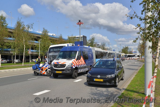 Mediaterplaatse zwaar ongeval auto bus schiphol 30082018 Image00012