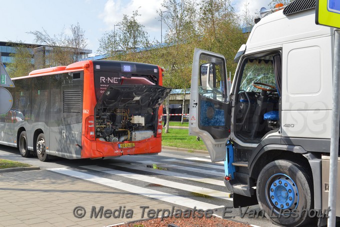 Mediaterplaatse zwaar ongeval auto bus schiphol 30082018 Image00013