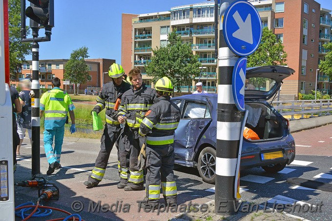 Mediaterplaatse ongeval auto bus van heuvel goedhart hoofdweg hoofddorp 02072018 Image00002