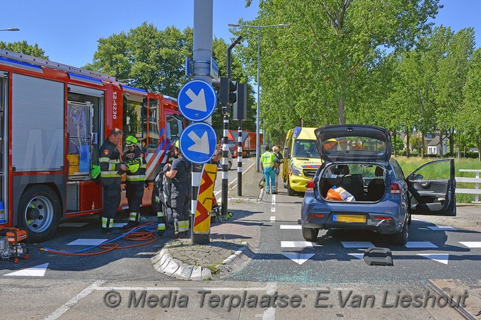 Mediaterplaatse ongeval auto bus van heuvel goedhart hoofdweg hoofddorp 02072018 Image00004