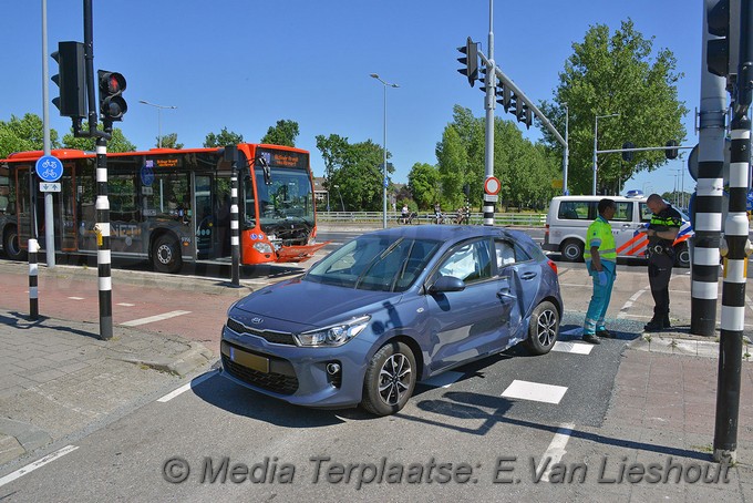 Mediaterplaatse ongeval auto bus van heuvel goedhart hoofdweg hoofddorp 02072018 Image00008