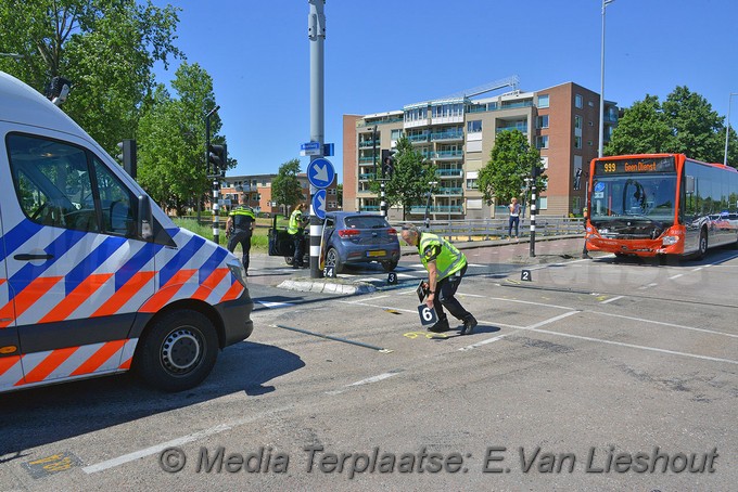 Mediaterplaatse ongeval auto bus van heuvel goedhart hoofdweg hoofddorp 02072018 Image00012