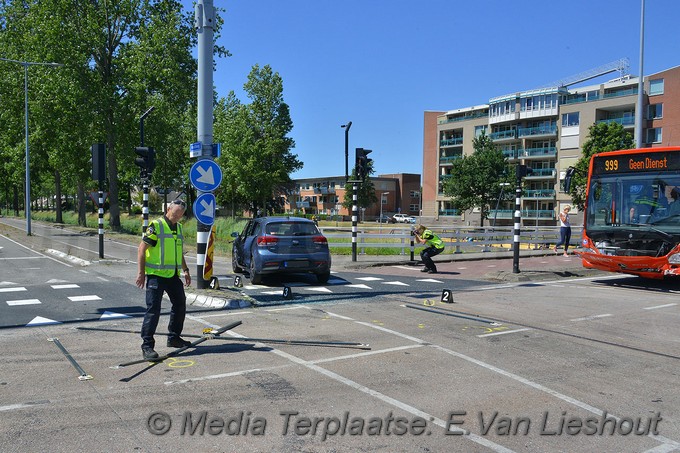 Mediaterplaatse ongeval auto bus van heuvel goedhart hoofdweg hoofddorp 02072018 Image00013